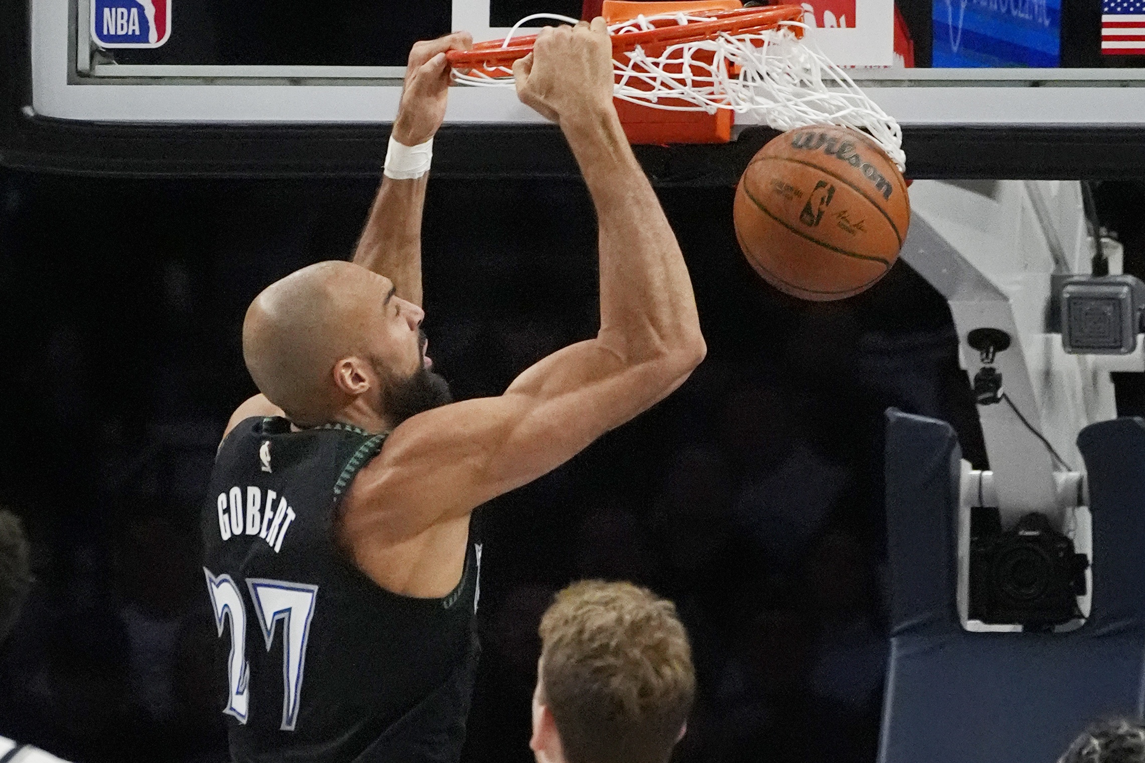 电竞竞猜-标配两双!戈贝尔5中5得到11分10板 防守给力送2断4帽&但罚球5中1