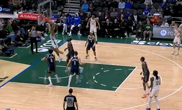 英雄联盟总决赛-吉昂径直杀入禁区双手暴扣,还剩3分钟雄鹿领先独行侠26分