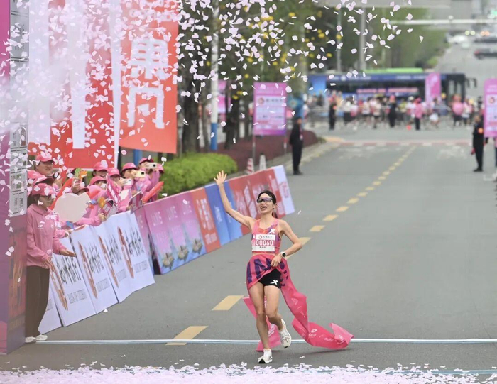 英雄联盟总决赛-从“最快女护士”到全职跑者:连拿两冠后,张水华的马拉松商业天花板在哪儿?|奖金|红星新闻|抚远市|柳州市|广西壮族自治区_新浪新闻